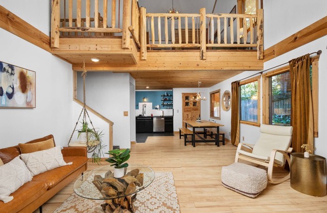 Mystic Mountain, *Pet Friendly*, Private Hot Tub, Steam Sauna, 11 Miles to Govy Camp