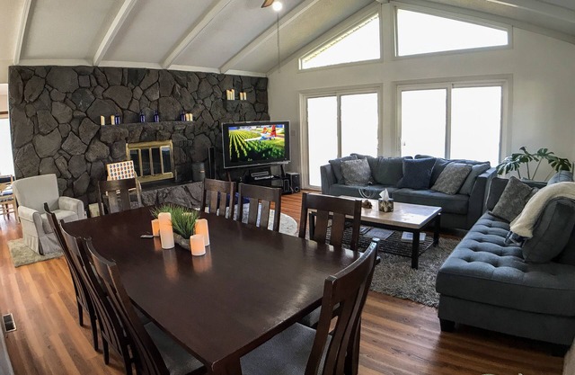 N.Richland Executive/Corporate/Family -Deck-PingPong-2Bikes-Sleeps6-10-Kingsuite