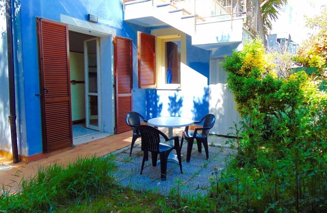 N157- Numana, three-room apartment with garden in the center
