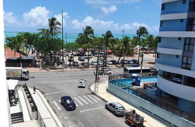 NA BEIRA MAR DE PAJUCARA- EDIF NEO- APARTAMENTO QUARTO E SALA - TEM VARANDA- VISTA LATERAL DO MAR-RUA JULIO PLECH FILHO 60 ESQUINA COM AVENIDA DOUTOR ANTONIO GOUVEIA - CONSUMO ELETRICO É PAGO No CKECK-OUT 1KWH É 1,35 REIAS