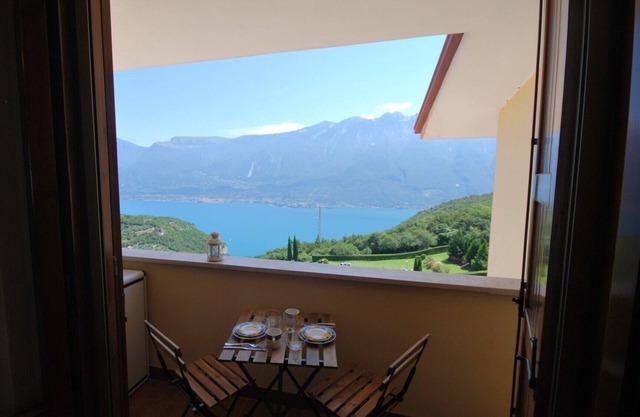 Nadia - Theater Home, with garden and marvellous lake view