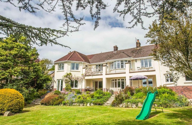 NAIRN, pet friendly, with hot tub in Braunton