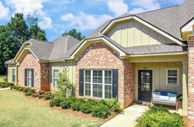 NamaStay Here in Auburn, 3BR/2.5BA close to everything! Sleeps 7!