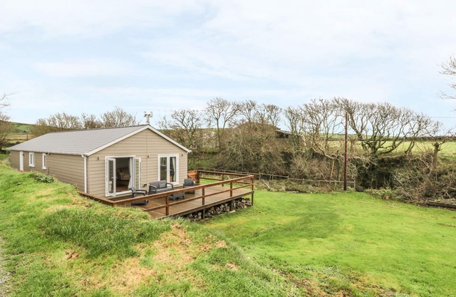 NANT Y FELIN LODGE, pet friendly, with open fire in Aberdaron