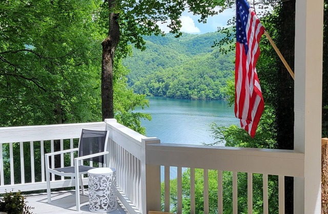 Nantahala Lakeview, Wi-fi, Pet friendly*, firepit, pool table, hiking-boating