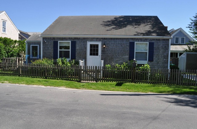 Nantucket Chic Cottage off Cliff Rd