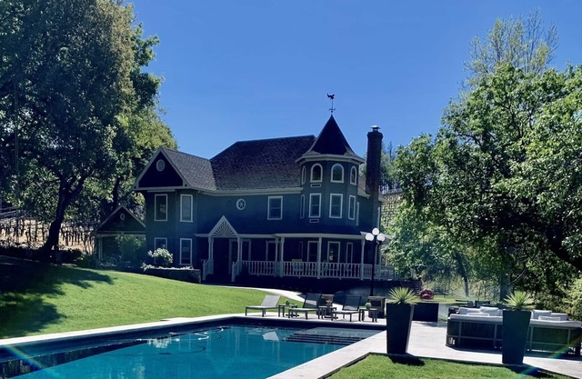 Napa Valley resort style living w/pool & jacuzzi close to all!