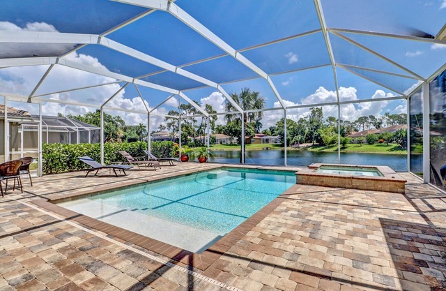'Naples Paradiso'. Remodeled villa.heated salt water pool/spa extra large lanai