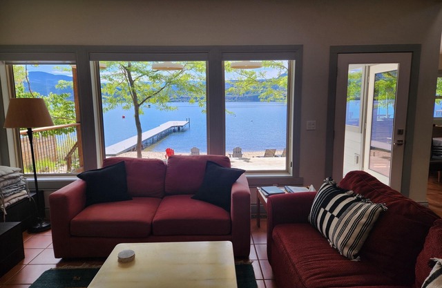 Naramata Lakefront home with Private Beach and Dock - The Apricot Club