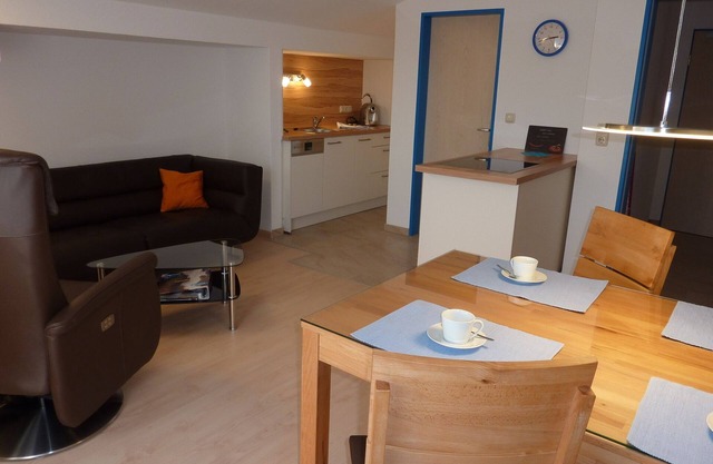 Narzissen-Apartment für 4 Personen, 2 separate Schlafzimmer, Balkon, 65 m²