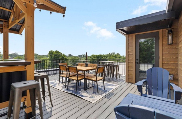 NASH Bach Pad 3-Bedroom Penthouse near Downtown Nashville (Sleeps 12)