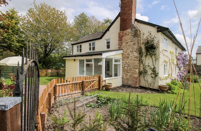 NASH COTTAGE, pet friendly, character holiday cottage in Kingsland