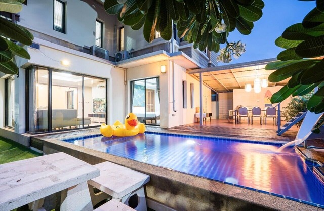 Natcha Pool Villa by Warin