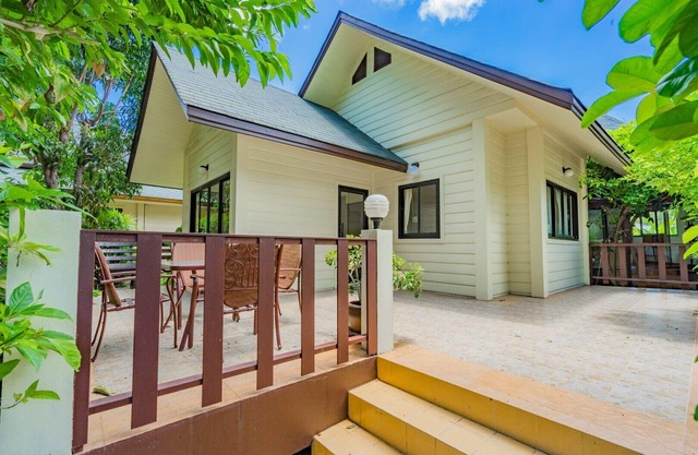 Natien Beach and Garden Villa, very close to the beach, private and spacious