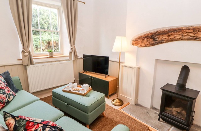 NATLAND HALL COTTAGE, pet friendly, with a garden in Kendal