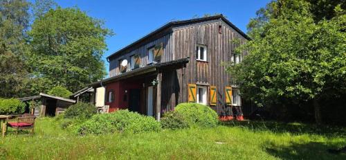 Natur und Wellness 'auf der Hardt' -Jacuzzi- Sauna- Kinderausstattung- Alleinlage im Wald