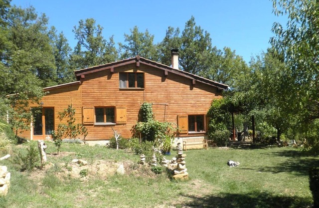 Natural wood house, with magnificent mountain views so mysterious.