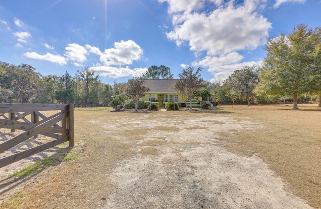 Nature Coast Farmhouse w/Screened-In Porch!