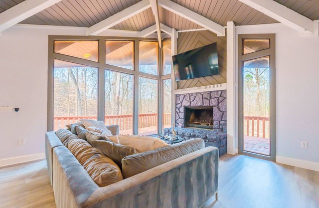 Nature Lovers Love it here - Private 1 acre Modern Cabin