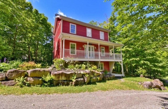 Nature retreat with HOT TUB and lake access & watercraft