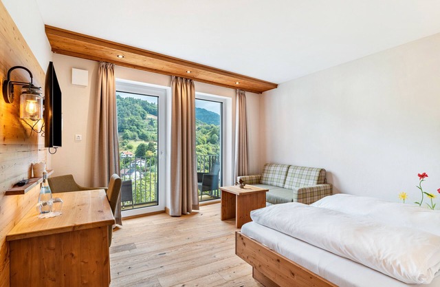 Nature Room 'Flower Meadow' with Balcony, Wi-Fi and Air Conditioning