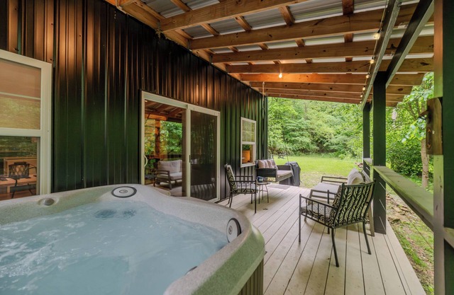Nature’s Nest Hot Tub Fire Pit Deck Views Near Old Man’s Cave