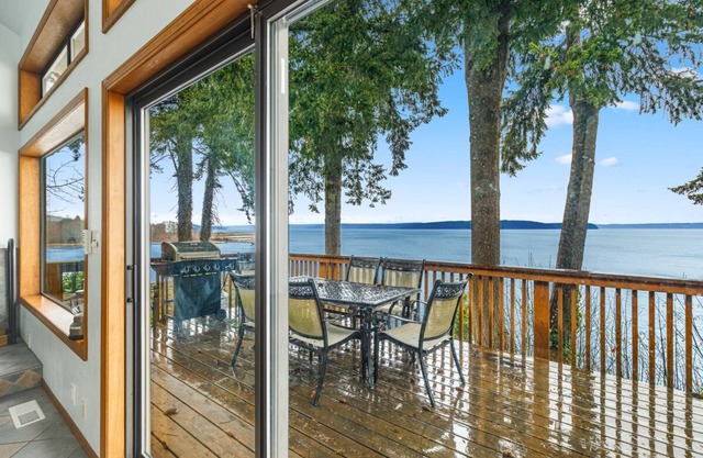 Nature's Paradise Hood Canal 4 b/r sleeps 6 Waterfront Home w/NatGeo Views