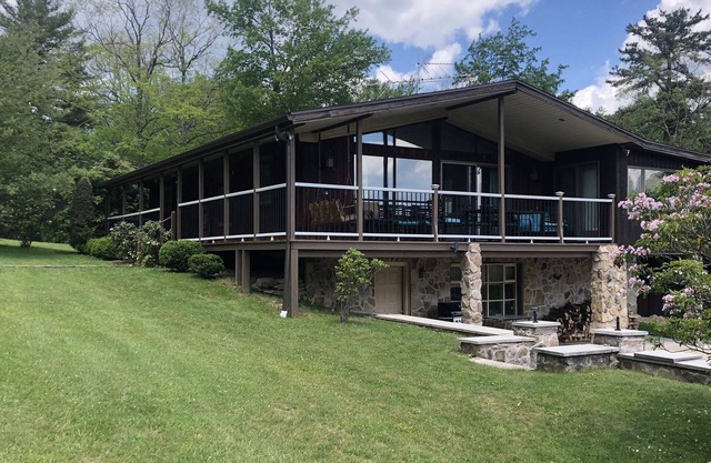 Nature’s Best - Discount for veterans and 1st responders Great view. Sleeps 8