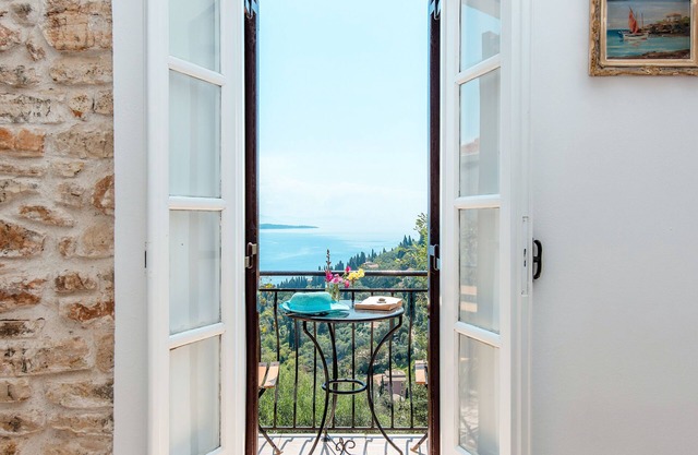 Nausica House: Cosy renovated cottage, stunning views of Agni Bay