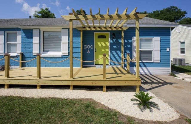 Navy Point Retreat: Pensacola Modern Oasis