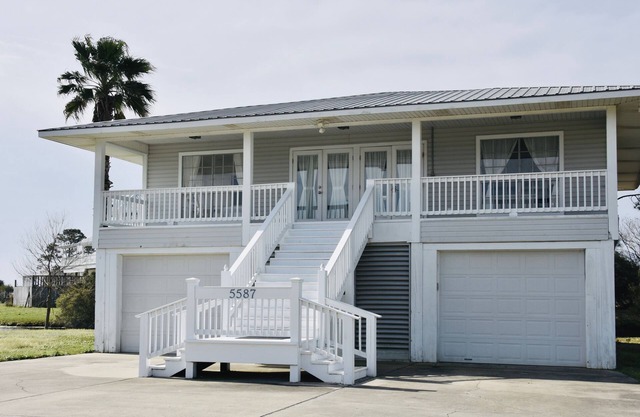 nCozy Waterfront Beach House with Private Beach/Pier/Tennis Courts