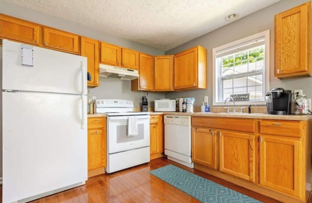 nDowntown walkable 2-bedroom with everything needed for two couples or more.