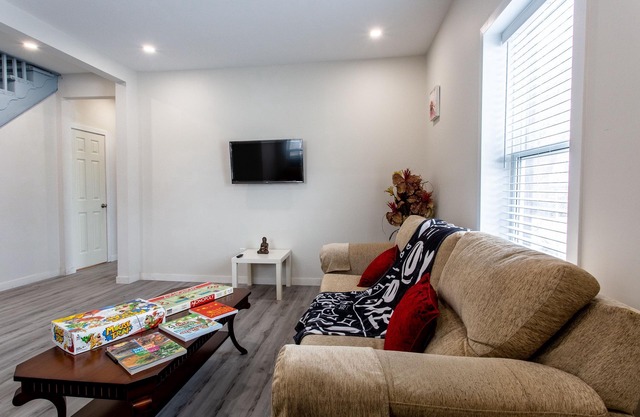 Near Batawa Ski Hill Cozy Modern Riverview Home w/5 Beds + Crib + FAST WiFi