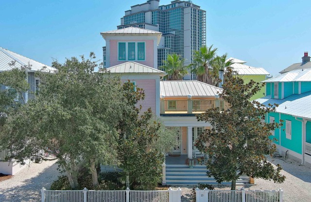 NEAR BEACH ACCESS, PRIVATE HOME, COMMUNITY POOL, GOLF CART AVAILABLE!