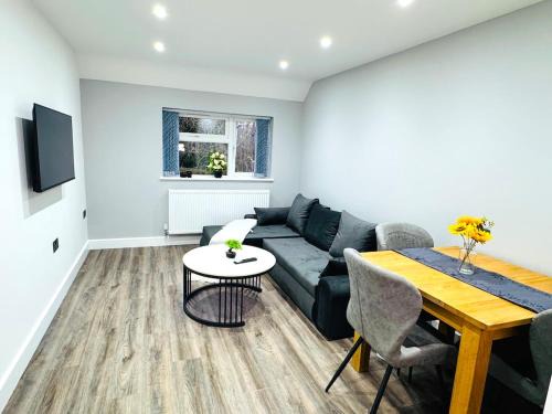 Near Birmingham - Quiet Retreat - Private Parking