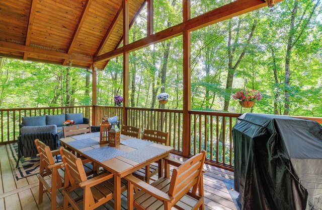Near Boone-Custom Built Cabin: 3 BR 3 BA w/Hot Tub