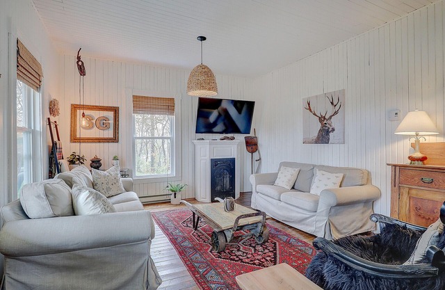 Near Brome Lake - The charm of a century-old house - Pine Grove