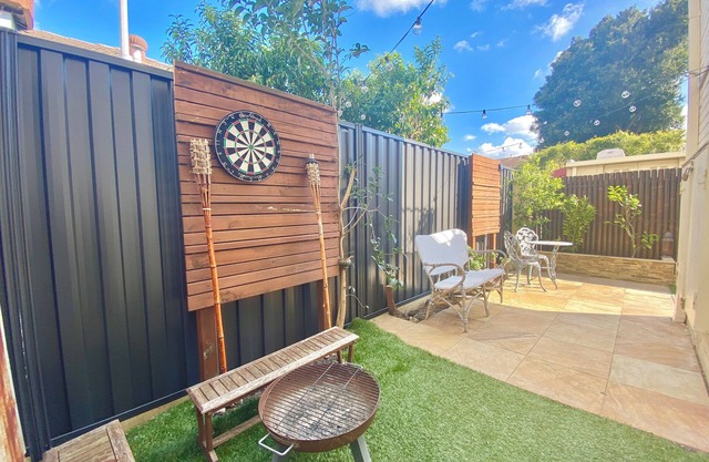 Near Caulfield Racecourse & Monash Uni! Cosy apartment with private courtyard