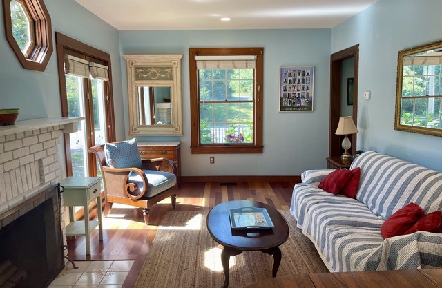 Near Chapoquoit & Old Silver! Walk to Beach, Bike Path, Market, Ice Cream, Cafe