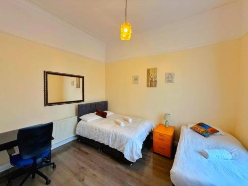 Near City-Birkenhead rooms for 3 Shared Bathroom and Kitchen