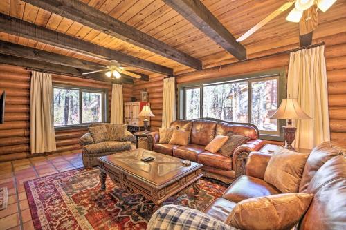 Near Dining, Hiking and Golf Pinetop Log Cabin!
