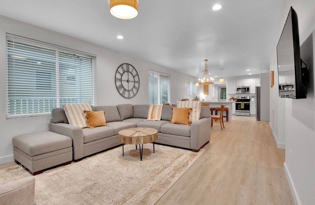 Near Downtown 3 Bedroom Home with King beds+ Parking+Deck