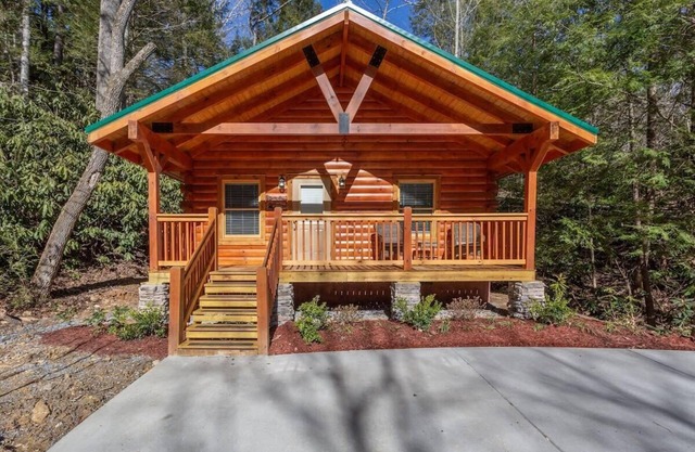 Near Downtown Gatlinburg/Hot Tub/Newly Built Cabin