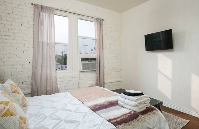 Near DTLA! Classic Studio for 2!