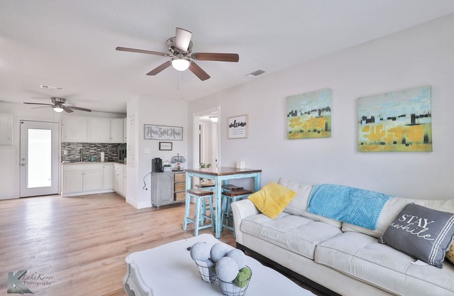 Near HSU, ACU & Hendrick ~ Clean ~ Charming Cottage ~ New Discounts ~ Dogs