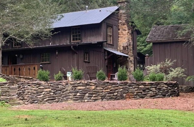 Near Lake Burton, gorgeous Mtn. View, 1920 Timpson Creek School House.