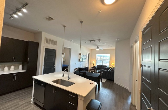 Near NRG Stadium 2B2B Apartment, close to MD Anderson Hospital.