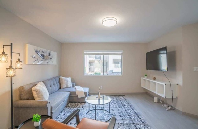 Near Papago Park | Pool,Gym,Balcony,W/D,Parking
