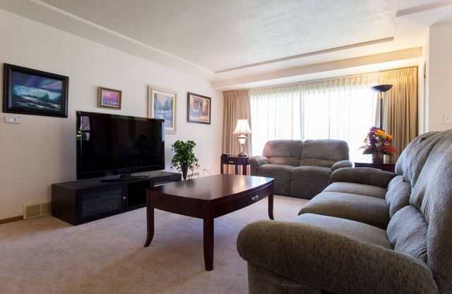 Near Providence Hospital - Sunny and Comfy Tabor 2 Bedrooms - 1100 Sq Ft!