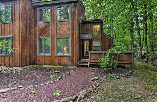 Near Skiing & Lakes: Contemporary Poconos Townhome